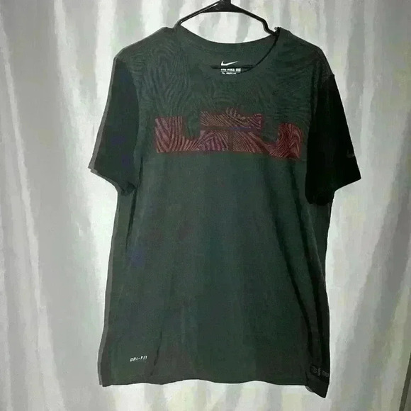 LeBron James Nike T-shirt Dri Fit Size Large Athletic Cut Vintage - Picture 1 of 8